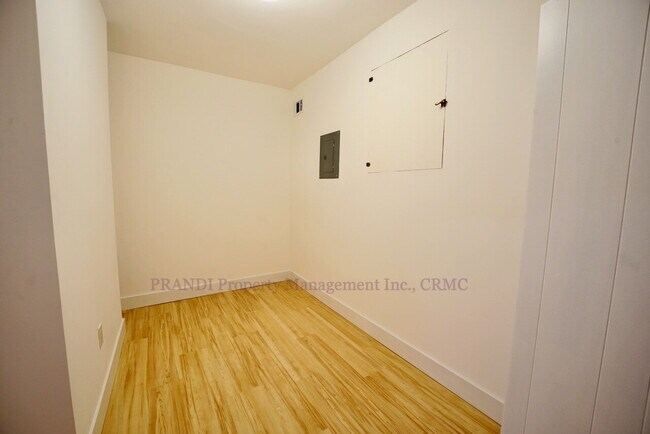 Building Photo - West End Home, Freshly Renovated, Close to Downtown