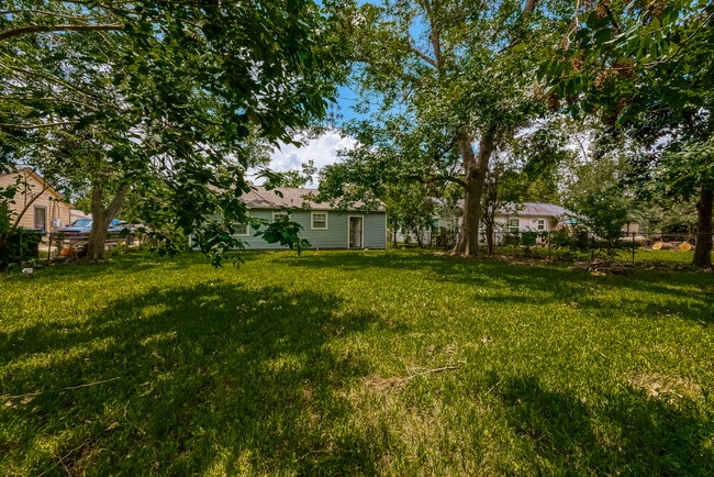 Building Photo - 7621 Sundown Dr