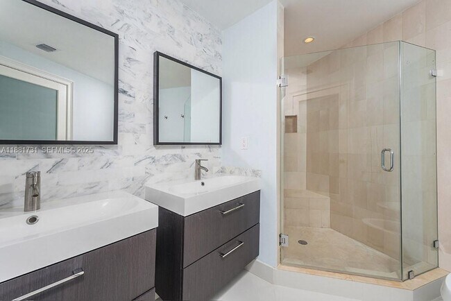 Building Photo - 300 South Pointe Dr