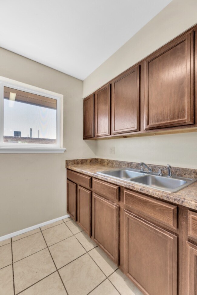 Building Photo - 3300 Hayes Ave