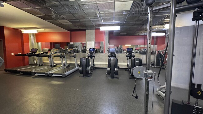 Building Photo - Urban Living with Iconic Views