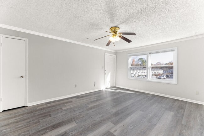Building Photo - 121 Mark Twain Cir