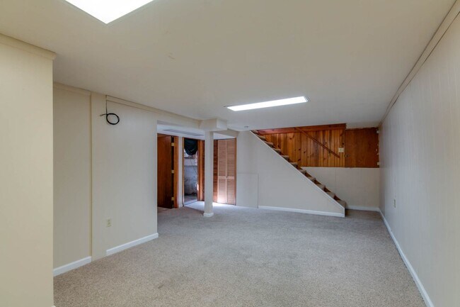 Building Photo - 1816 Elaine Dr