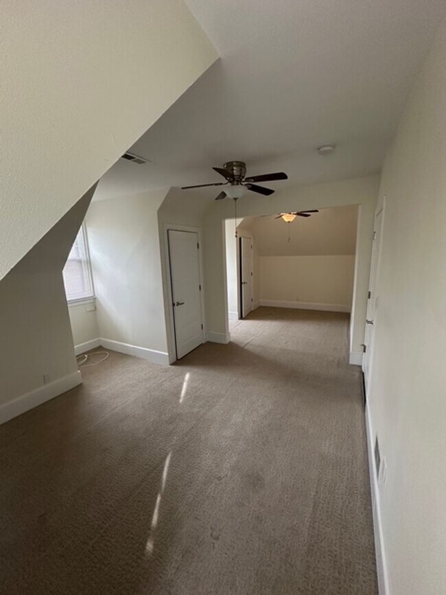 Building Photo - 15 Strathallan Park