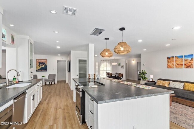 Building Photo - 5253 E Beck Ln