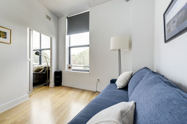 Building Photo - 2 bedroom 2 bath condo in Adams Morgan