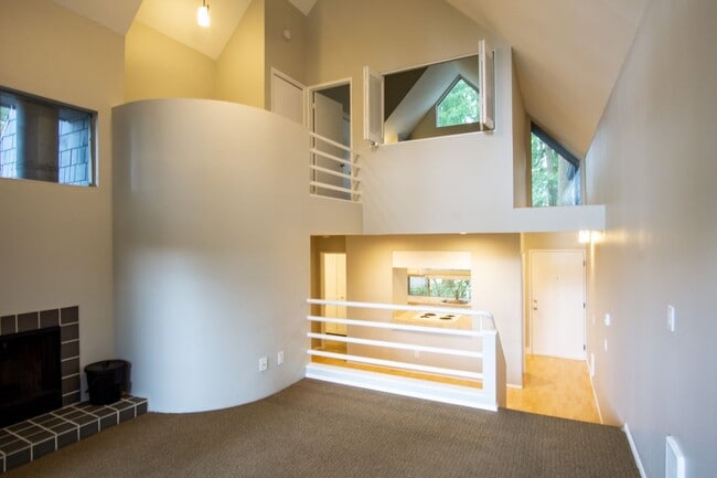 Building Photo - Spacious Lake Oswego 2Bdr w/Fireplace, Dishwasher, W/D, & Balcony!