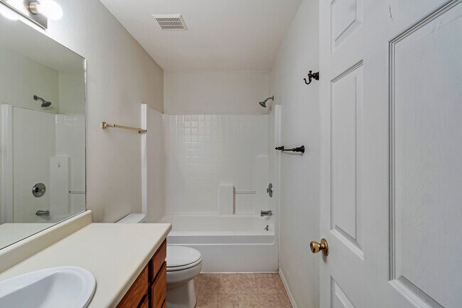 Building Photo - 3 bedroom home with fenced yard and garage in desirable neighborhood!