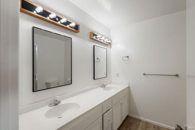 Building Photo - 121 Knoll Pl