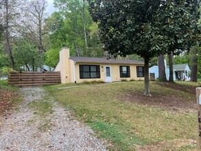 Building Photo - 3 Bedroom 1.5 Bath for rent