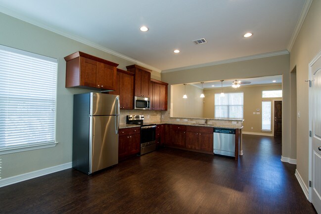 Building Photo - 1008 Dominik Dr