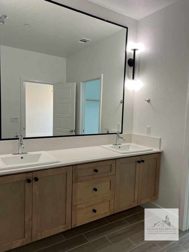 Building Photo - 2710 E Tamarind Dr