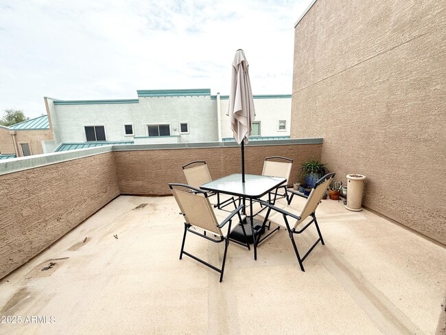 Building Photo - 2027 E University Dr