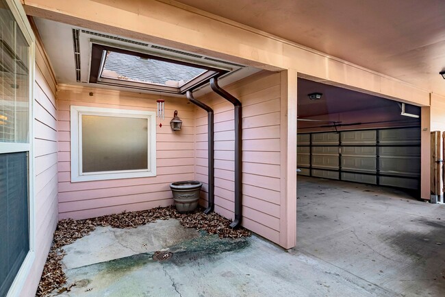 Building Photo - 3 Bedroom Condo in a Gated Community