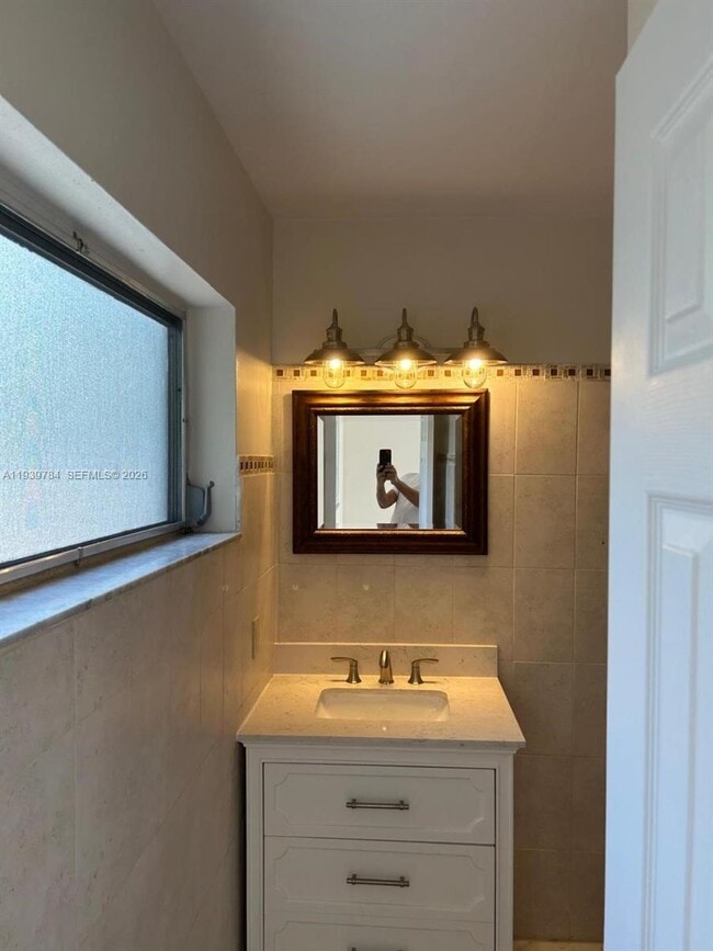 Building Photo - 3909 NW 17th Terrace