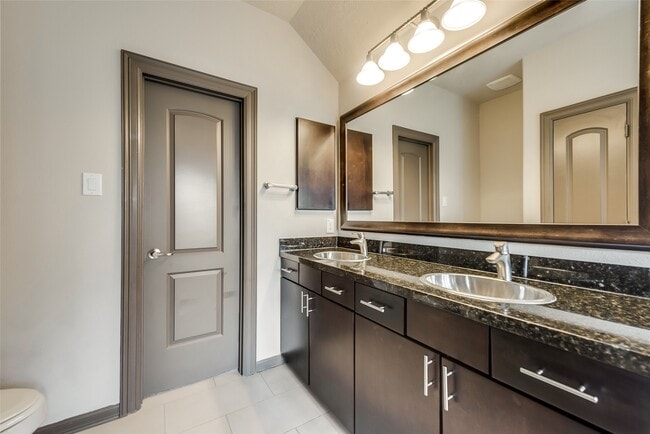 Building Photo - 86 Aventura Pl