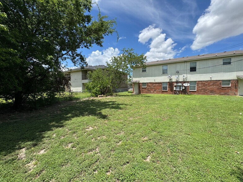 Building Photo - 1002 Circle M Dr