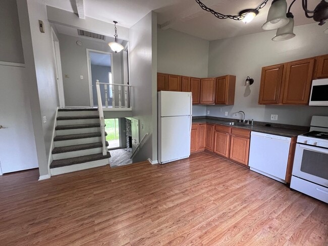 Building Photo - Four Bedroom Large Duplex in Kentwood Scho...