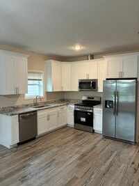Building Photo - Newly Renovated 2/1 Duplex