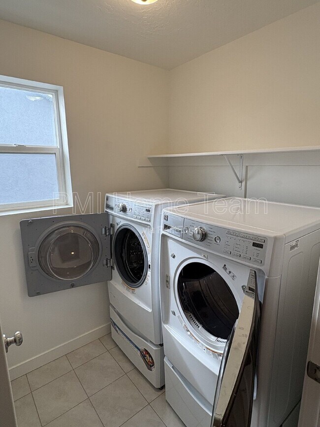 Building Photo - 1616 W Parkview Dr