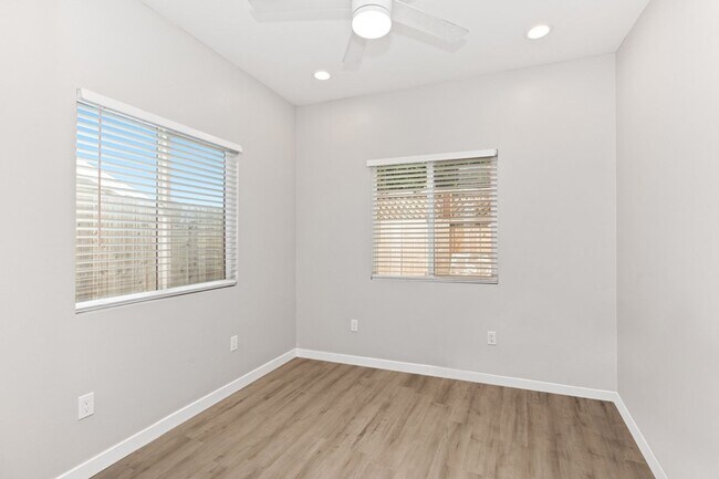 Building Photo - Private balcony + private patio!