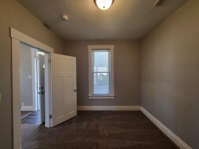 Building Photo - Spacious corner lot home with great natural light!