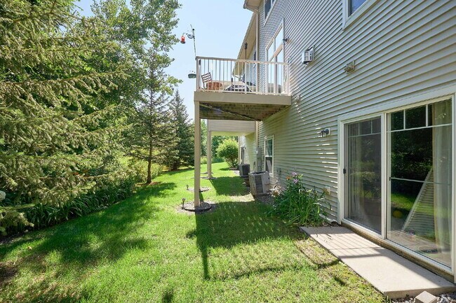 Building Photo - Spacious 4-Bedroom, 4 Bathroom Plymouth Townhouse with Cozy Fireplace - 2510 Sq Ft of Comfort!