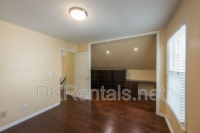 Building Photo - 2433 Gablewood Dr NE