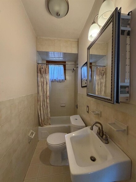 Building Photo - 1040 Broadway