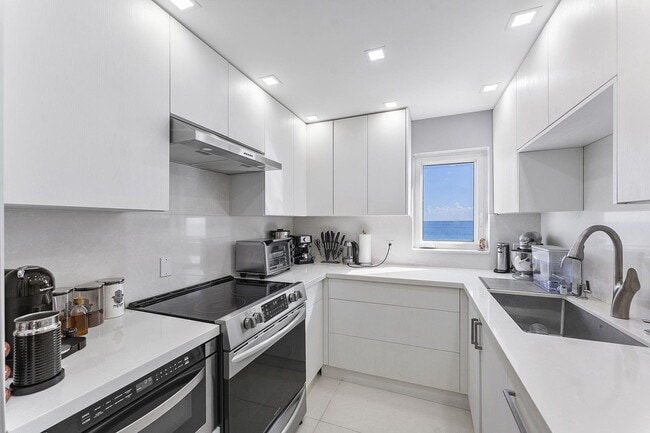 Building Photo - 4505 S Ocean Blvd