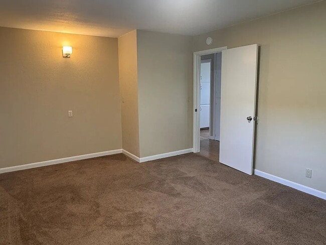 Building Photo - "Charming 3-Bedroom Retreat with Cozy Fireplace in Winston - 1,839 Sq Ft of Comfort!"