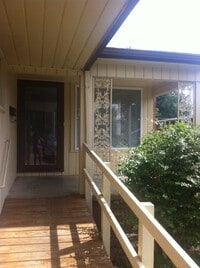Building Photo - Florence Park South - 2 Bed 1 Bath 1 Garage, Fenced Yard! Large Kitchen!