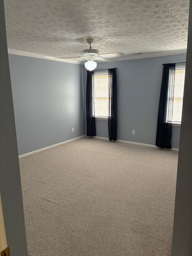 Building Photo - 3 Bed 2 Bath Newport Home Available now