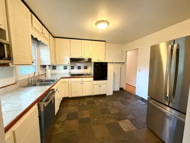 Building Photo - AVAILABLE NOW AUGUST 2025.  MONTHLY RENT I...