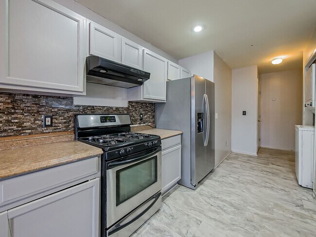 Building Photo - Spacious 3-Bedroom Home in a Great Pontiac Location!