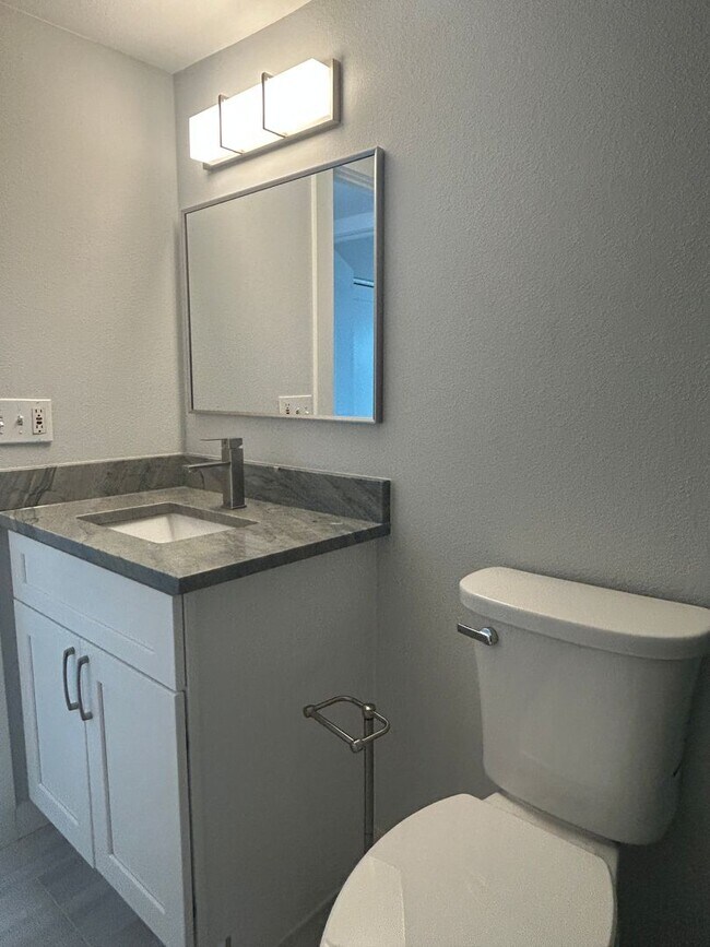 Building Photo - Renovated Treasure Island 1BR Condo - Steps to the Beach!