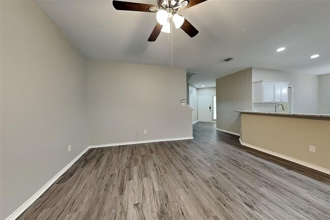 Building Photo - 26953 Kings Crescent Dr