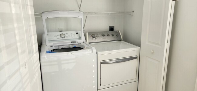 Building Photo - 4925 Sandra Bay Dr