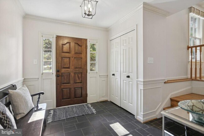 Building Photo - 2300 Cheshire Ln