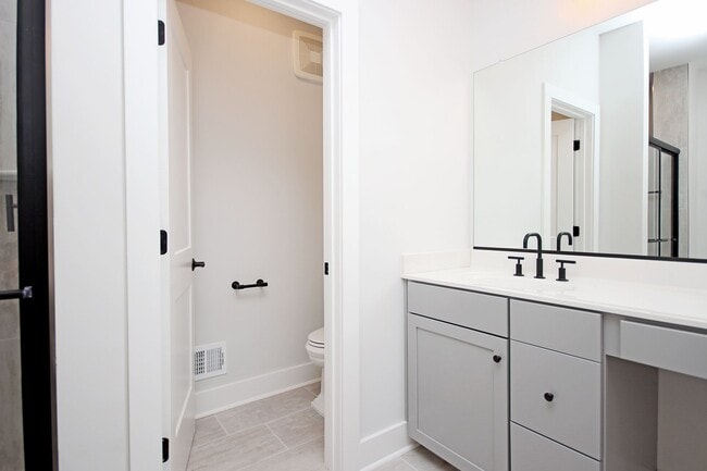 Building Photo - Spacious Brookhill Commons Townhome-Style Condo With Garage