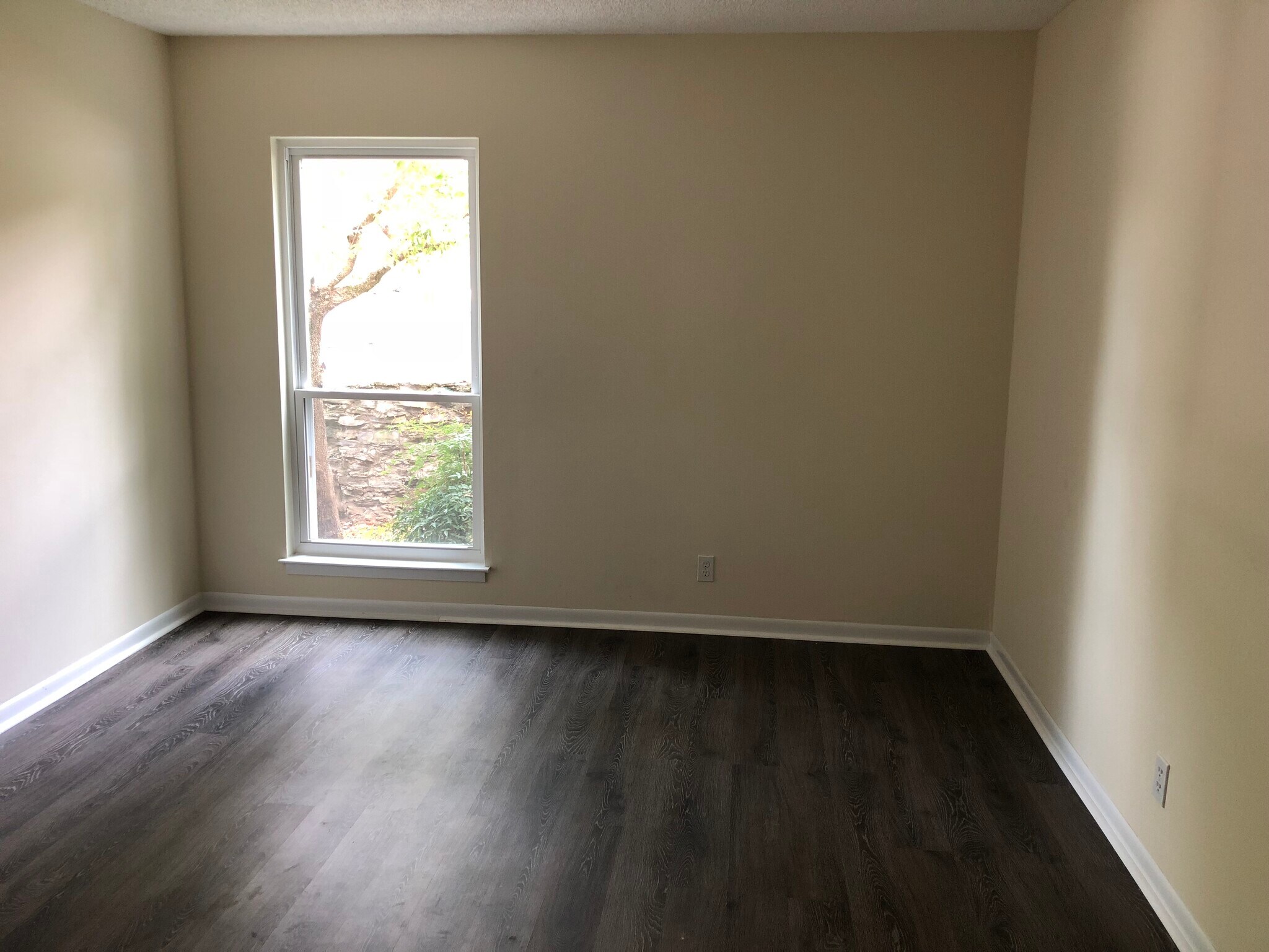 Large Bedroom - 515 Basswood Ave