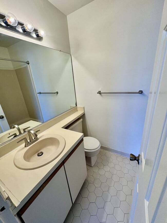 Building Photo - LYNNHAVEN SHORES - Starfish Condo