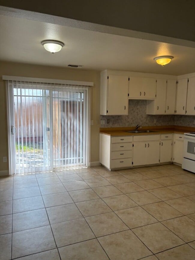 Building Photo - Single story, 3 bed 1.5 bath home.