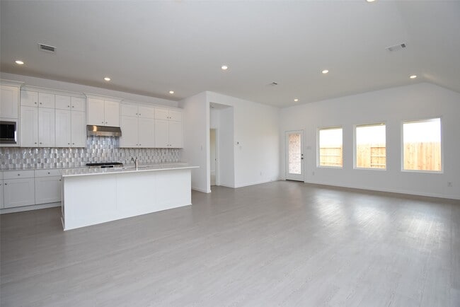 Building Photo - 6303 Golden Seaton Dr