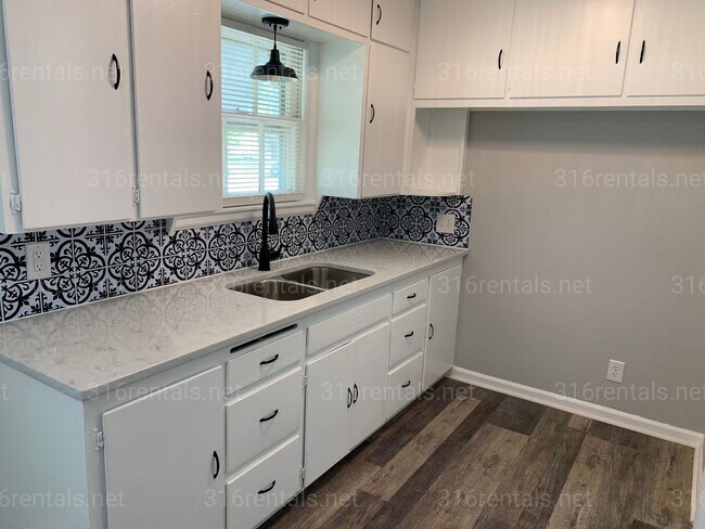 Building Photo - $950 - 2 bedroom 1 bathroom - Single family home *COMING SOON*