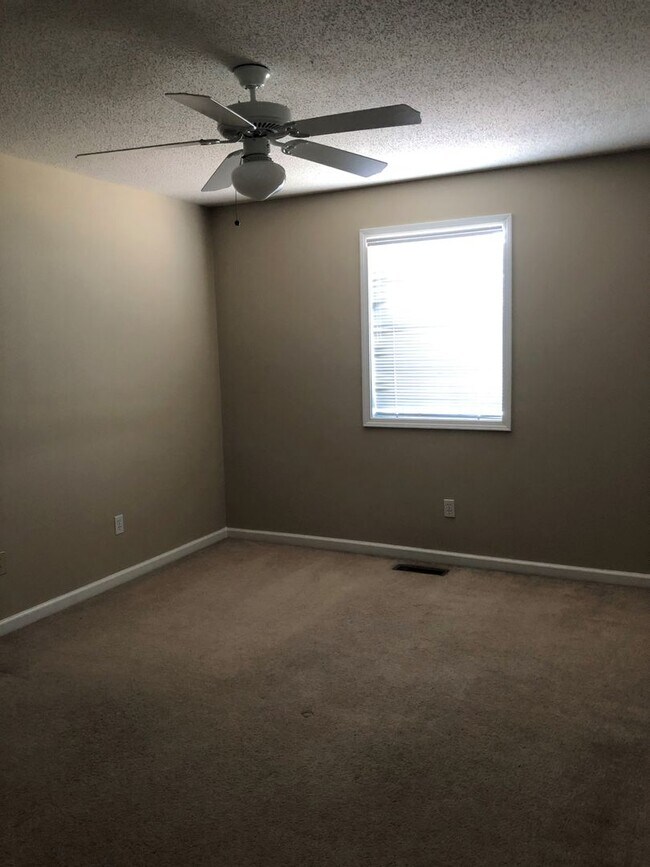 Building Photo - WAKEFIELD SUBDIVISION - Double Garage!  GR...