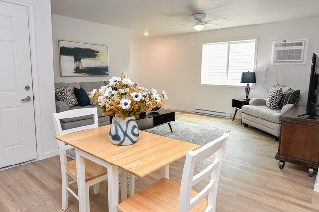 Building Photo - 3 Bedroom, Single-story Townhomes for rent...