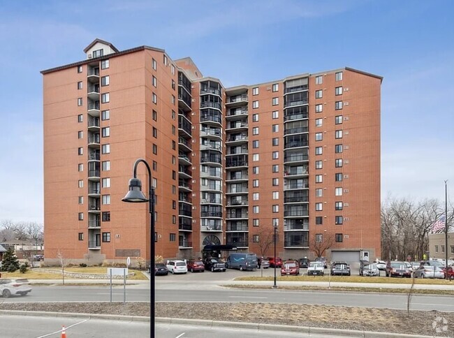 Building Photo - 6500 Woodlake Dr