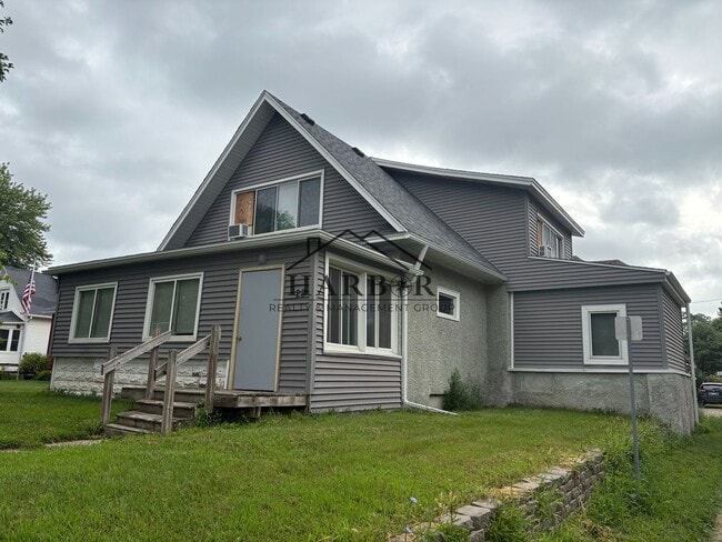 Building Photo - 28 6th Ave SE