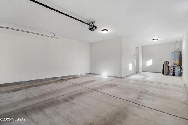 Building Photo - 1009 E Silver Ray Dr